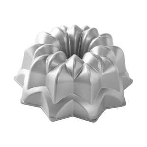 Kalup za kuglof u srebrnoj boji Nordic Ware Star, 2,4 l