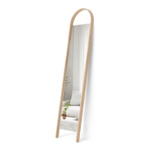 Stojeće ogledalo s okvirom od masivnog drveta 45x196 cm Bellwood – Umbra