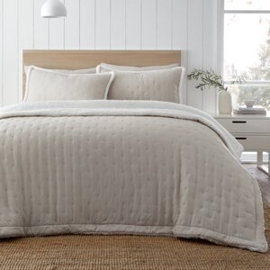 Krem prošiven prekrivač od sherpa flisa 220x230 cm Cosy Nori – Catherine Lansfield